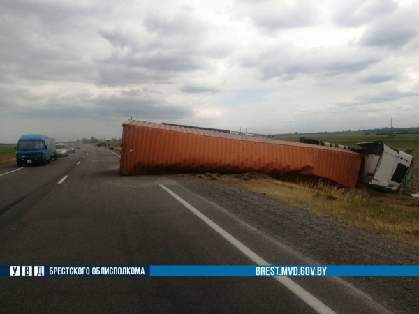 Фура с оторвавшимся колесом вылетела в кювет и опрокинулась в Дрогичинском районе Фура с оторвавшимся колесом вылетела в кювет и опрокинулась в Дрогичинском районе