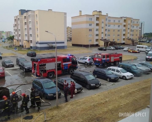 В Кобрине на парковке загорелся автомобиль В Кобрине на парковке загорелся автомобиль