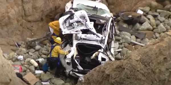 Tesla упала со скалы высотой 90 метров. Находившиеся в салоне люди выжили