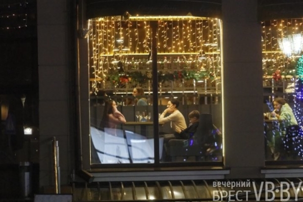 Посмотрите, как брестские заведения украсили витрины к Новому году Посмотрите, как брестские заведения украсили витрины к Новому году