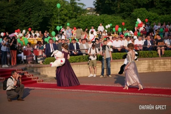 Платье за 650 рублей, ведущий за $500 и салют: сколько стоит выпускной Платье за 650 рублей, ведущий за $500 и салют: сколько стоит выпускной