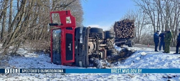 ДТП в Брестской области: грузовик с дровами уходил от столкновения с легковушкой, съехал в кювет и опрокинулся ДТП в Брестской области: грузовик с дровами уходил от столкновения с легковушкой, съехал в кювет и опрокинулся