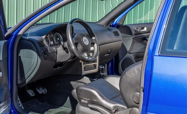 Думаете, новые автомобили стоят дорого? Этот старый VW Golf 2004 года продали за баснословные деньги