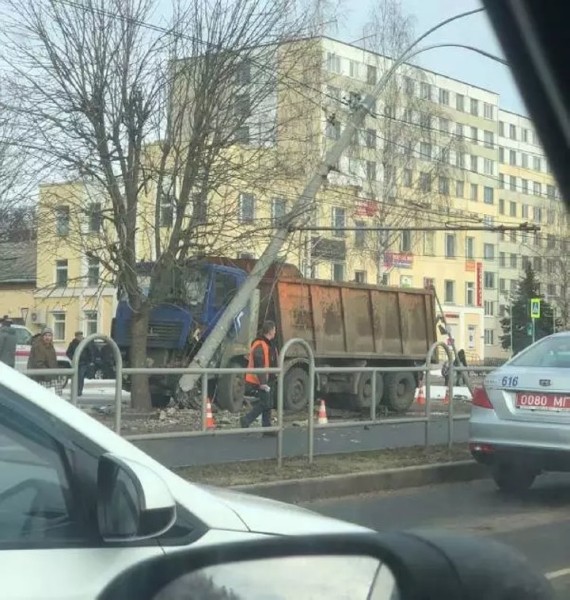 В Могилеве грузовик «снес» такси и врезался в столб В Могилеве грузовик «снес» такси и врезался в столб