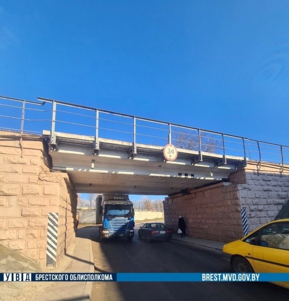 В Бресте фура не проехала под путепроводом В Бресте фура не проехала под путепроводом