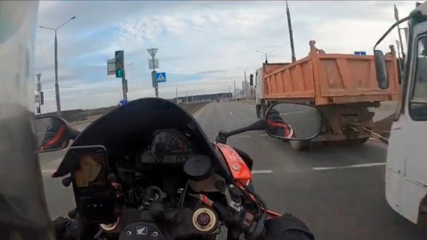 Парень разогнался 179 км/ч на мотоцикле в Гродно и пожаловался, что его не видят автомобилисты Парень разогнался 179 км/ч на мотоцикле в Гродно и пожаловался, что его не видят автомобилисты