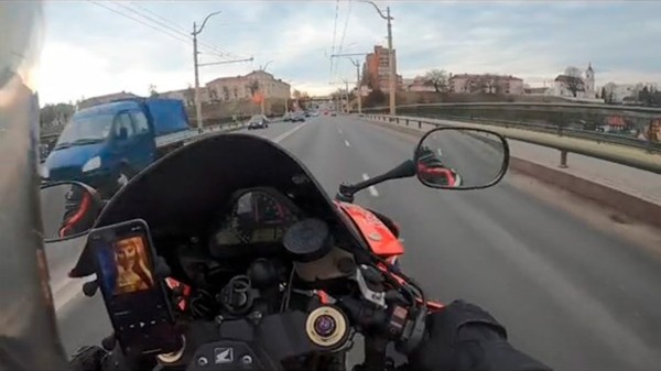 Парень разогнался 179 км/ч на мотоцикле в Гродно и пожаловался, что его не видят автомобилисты Парень разогнался 179 км/ч на мотоцикле в Гродно и пожаловался, что его не видят автомобилисты