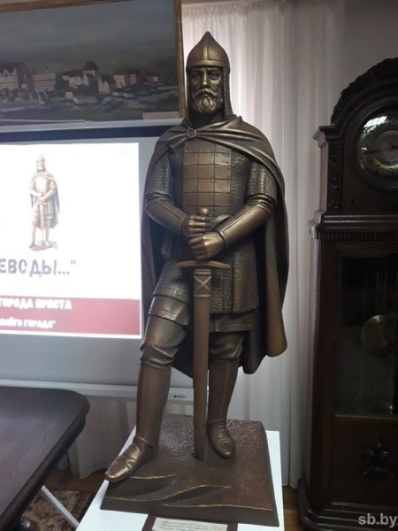 В Бресте презентовали скульптуру воеводы Тита, защитившего город от набега в 1282 году В Бресте презентовали скульптуру воеводы Тита, защитившего город от набега в 1282 году