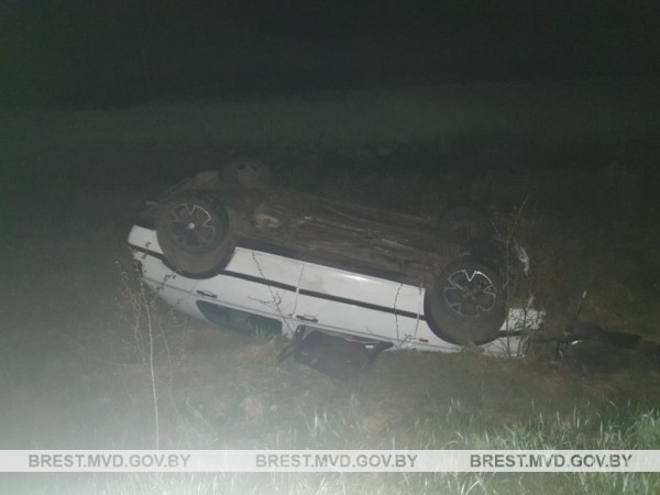 В Пинском районе перевернулся автомобиль