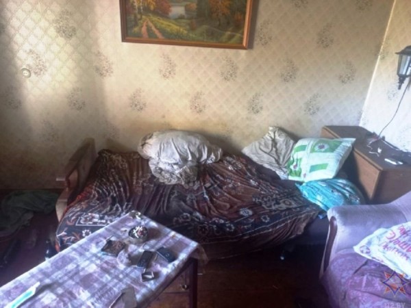 Вскрывали металлическую входную дверь. Мужчина и женщина спасены на пожаре в Барановичах Вскрывали металлическую входную дверь. Мужчина и женщина спасены на пожаре в Барановичах