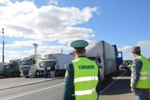 Белорус наехал на ногу сотруднику российской таможни Белорус наехал на ногу сотруднику российской таможни