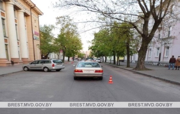 В Бресте 4-летняя девочка попала под колеса авто В Бресте 4-летняя девочка попала под колеса авто