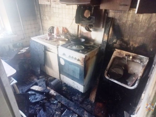 Вскрывали металлическую входную дверь. Мужчина и женщина спасены на пожаре в Барановичах Вскрывали металлическую входную дверь. Мужчина и женщина спасены на пожаре в Барановичах