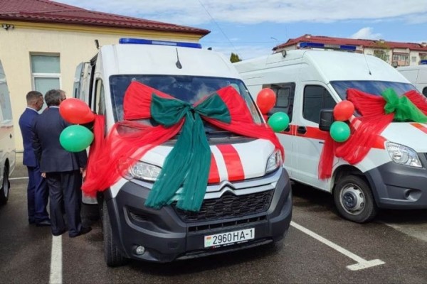 Кобринская станция скорой помощи получила три новых автомобиля Кобринская станция скорой помощи получила три новых автомобиля