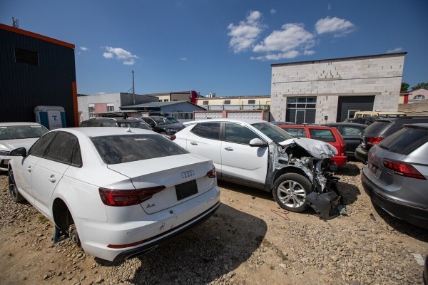 Тачка из США. Белорус купил сразу два битых Ford Taurus, чтоб сделать один. Узнали, сколько заплатил Тачка из США. Белорус купил сразу два битых Ford Taurus, чтоб сделать один. Узнали, сколько заплатил