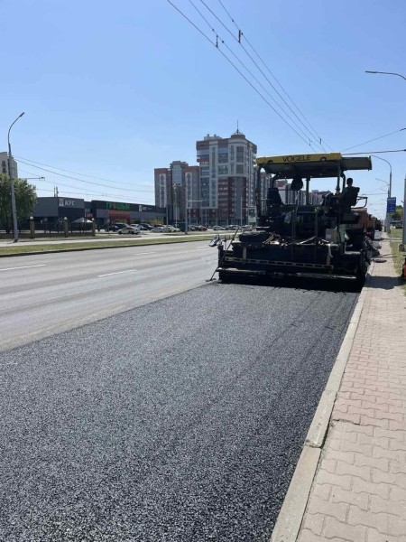 Специалисты Брестского ДЭП осуществляют укладку верхнего слоя асфальтобетонного покрытия ул. Московской Специалисты Брестского ДЭП осуществляют укладку верхнего слоя асфальтобетонного покрытия ул. Московской