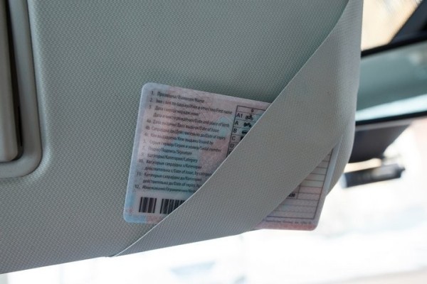 Белорус пользовался поддельными правами на имя брата, которые якобы подарил покойный дядя. Что решил суд? Белорус пользовался поддельными правами на имя брата, которые якобы подарил покойный дядя. Что решил суд?