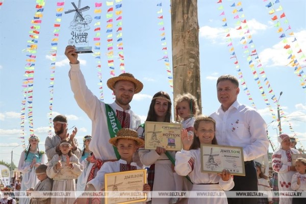 Победителем республиканского семейного сельскохозяйственного проекта «Властелин села - 2023» стала семья Шевелевых из Брестской области Победителем республиканского семейного сельскохозяйственного проекта «Властелин села - 2023» стала семья Шевелевых из Брестской области