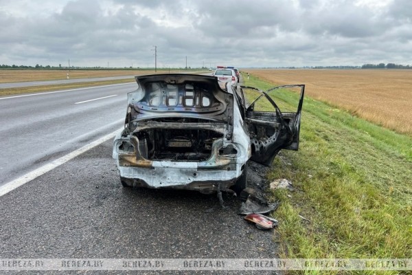 На трассе М1 в Березовском районе сгорел автомобиль На трассе М1 в Березовском районе сгорел автомобиль