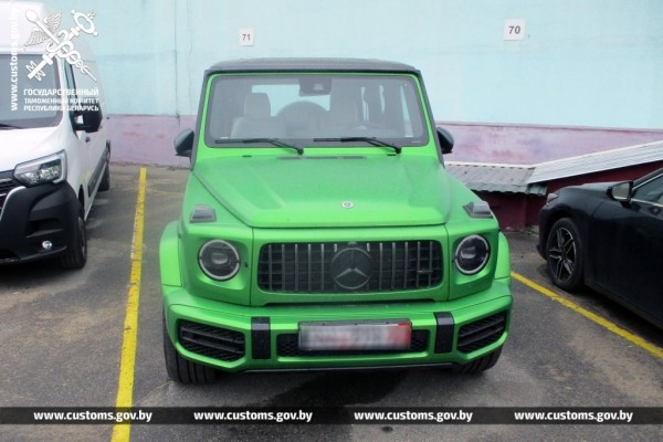 Эти премиальные машины везли через Беларусь в Казахстан, но таможенники заподозрили неладное