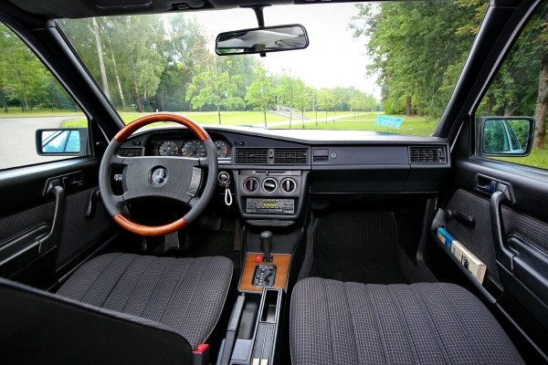 По прозвищу Baby-Benz. Показываем идеально сохранившийся Mercedes W201 По прозвищу Baby-Benz. Показываем идеально сохранившийся Mercedes W201