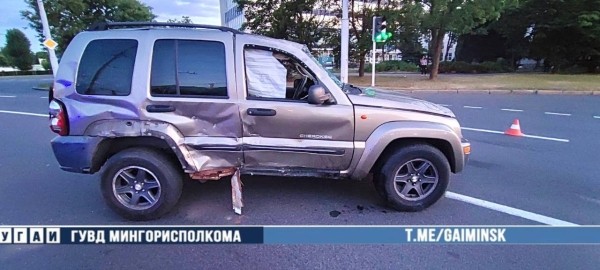 Проехал на красный и перевернулся. Видео из Минска Проехал на красный и перевернулся. Видео из Минска