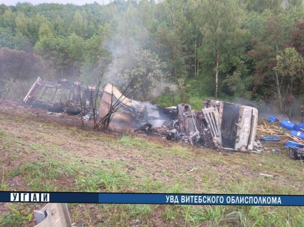 Под Витебском в кювет опрокинулась фура с опасным грузом и загорелась Под Витебском в кювет опрокинулась фура с опасным грузом и загорелась