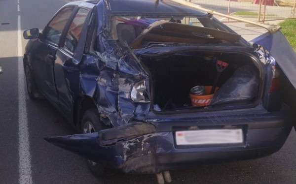 МАЗ въехал в припаркованный автомобиль в Барановичах МАЗ въехал в припаркованный автомобиль в Барановичах