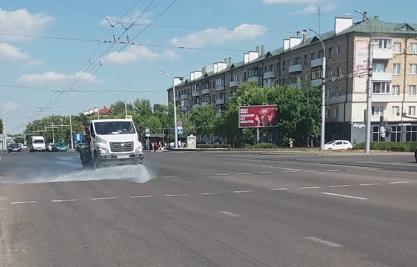 На улицах города охлаждают раскалённый асфальт. Видеофакт На улицах города охлаждают раскалённый асфальт. Видеофакт