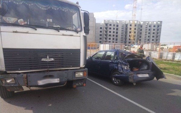 МАЗ въехал в припаркованный автомобиль в Барановичах МАЗ въехал в припаркованный автомобиль в Барановичах