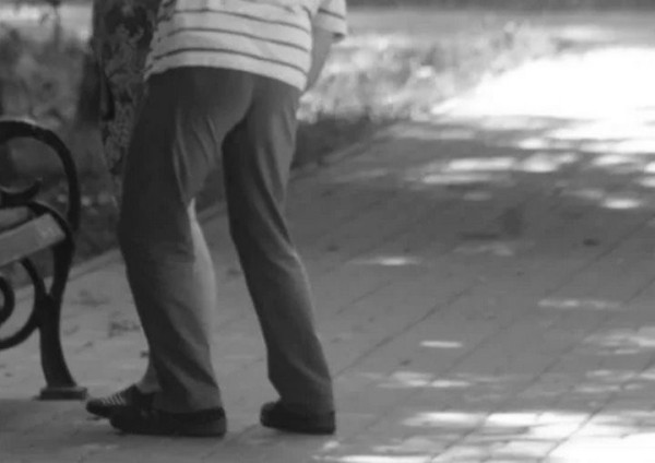 Мужчина и женщина средь бела дня на детской площадке занималась непристойными делами Мужчина и женщина средь бела дня на детской площадке занималась непристойными делами