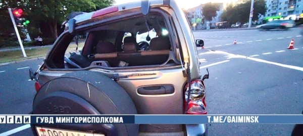 Проехал на красный и перевернулся. Видео из Минска Проехал на красный и перевернулся. Видео из Минска