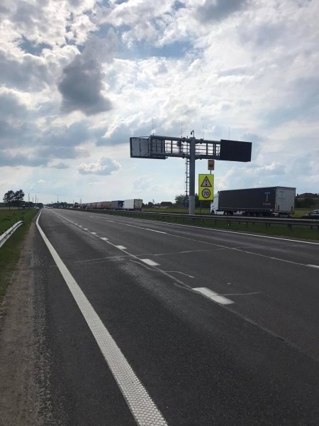 Очередь из большегрузных автомобилей, ожидающих своего проезда на погранпереходе «Козловичи», растянулась на километры Очередь из большегрузных автомобилей, ожидающих своего проезда на погранпереходе «Козловичи», растянулась на километры