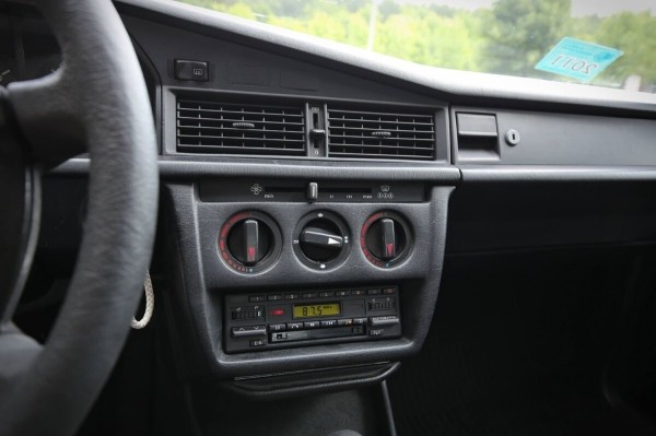 По прозвищу Baby-Benz. Показываем идеально сохранившийся Mercedes W201 По прозвищу Baby-Benz. Показываем идеально сохранившийся Mercedes W201