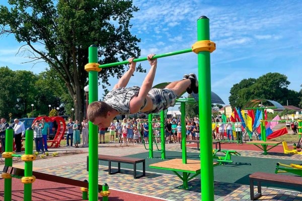 В Кобрине на набережной открыли воркаут-площадку В Кобрине на набережной открыли воркаут-площадку