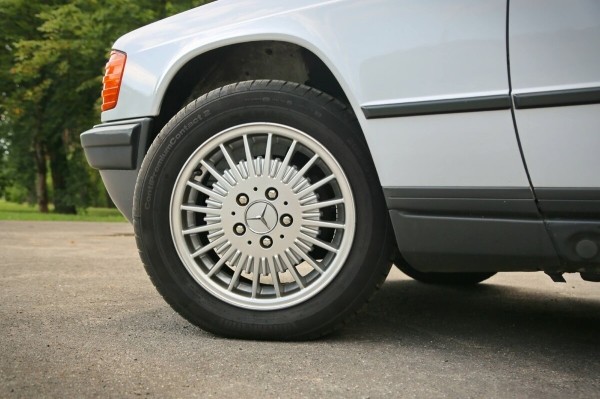 По прозвищу Baby-Benz. Показываем идеально сохранившийся Mercedes W201 По прозвищу Baby-Benz. Показываем идеально сохранившийся Mercedes W201