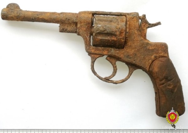 В Лидском районе на кладбище нашли наган образца 1895 года В Лидском районе на кладбище нашли наган образца 1895 года