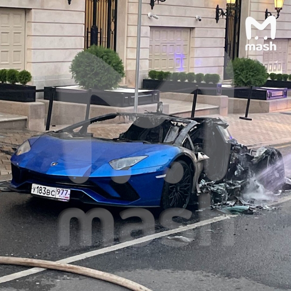 В центре Москвы сгорел редкий Lamborghini Aventador S roadster – видео