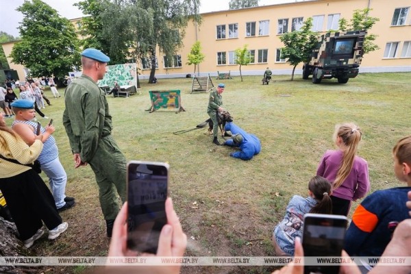 В Бресте празднуют День ВДВ. Фото и видео из 38-й бригады В Бресте празднуют День ВДВ. Фото и видео из 38-й бригады