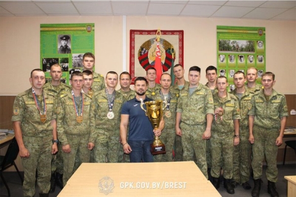 Виктор Братченя, 18-кратный Чемпион мира по армрестлингу, посетил пограничную заставу «Казимирово» Виктор Братченя, 18-кратный Чемпион мира по армрестлингу, посетил пограничную заставу «Казимирово»