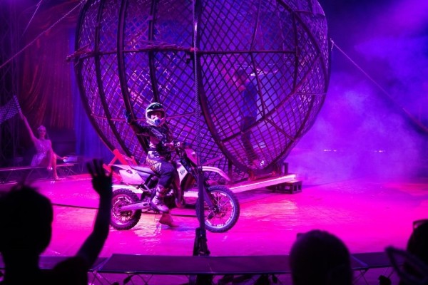 ВПЕРВЫЕ! Цирк-шапито «SIRIUS» представит в Бресте новое экстрим-шоу «Колумбийский форсаж» ВПЕРВЫЕ! Цирк-шапито «SIRIUS» представит в Бресте новое экстрим-шоу «Колумбийский форсаж»