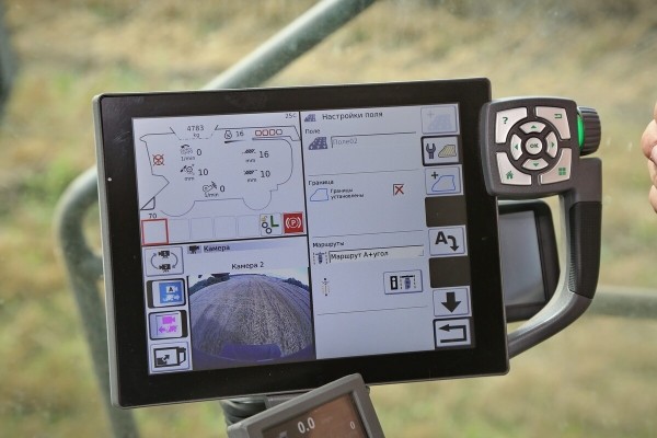 Водитель самого крутого комбайна в Беларуси: «За 1 000 рублей в поле точно бы не работал!» Водитель самого крутого комбайна в Беларуси: «За 1 000 рублей в поле точно бы не работал!»