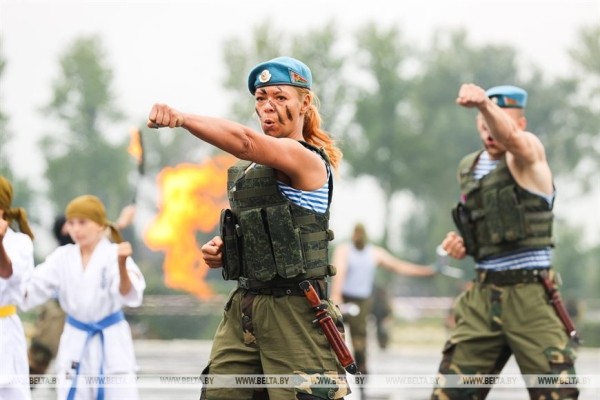 В Бресте празднуют День ВДВ. Фото и видео из 38-й бригады В Бресте празднуют День ВДВ. Фото и видео из 38-й бригады