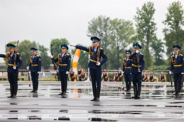В Бресте празднуют День ВДВ. Фото и видео из 38-й бригады В Бресте празднуют День ВДВ. Фото и видео из 38-й бригады
