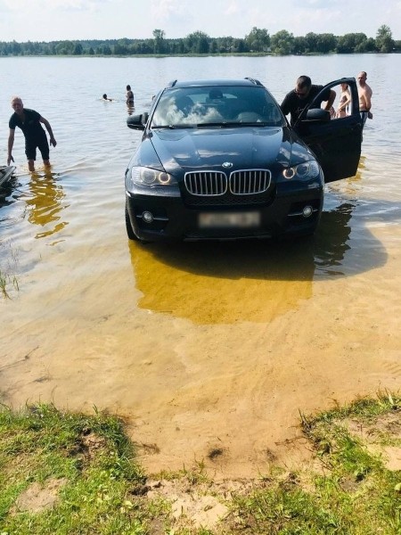 «Машина проехала через весь пляж». BMW решила искупаться в озере — водителя наказала ГАИ «Машина проехала через весь пляж». BMW решила искупаться в озере — водителя наказала ГАИ