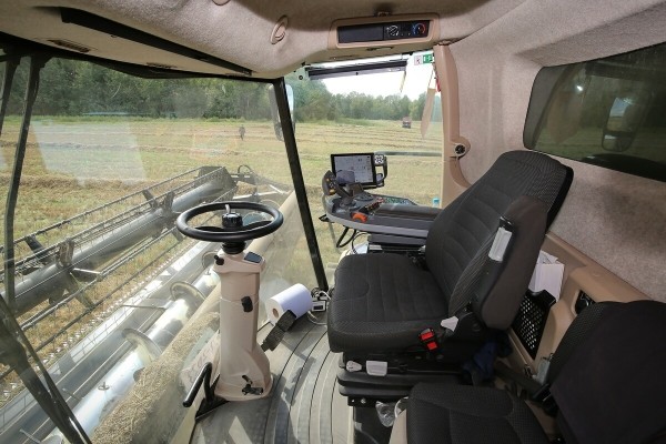 Водитель самого крутого комбайна в Беларуси: «За 1 000 рублей в поле точно бы не работал!» Водитель самого крутого комбайна в Беларуси: «За 1 000 рублей в поле точно бы не работал!»