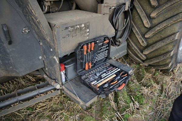 Водитель самого крутого комбайна в Беларуси: «За 1 000 рублей в поле точно бы не работал!» Водитель самого крутого комбайна в Беларуси: «За 1 000 рублей в поле точно бы не работал!»