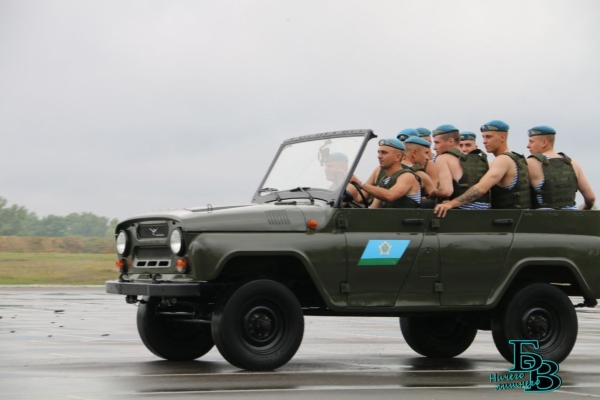 В Бресте празднуют День ВДВ. Фото и видео из 38-й бригады В Бресте празднуют День ВДВ. Фото и видео из 38-й бригады