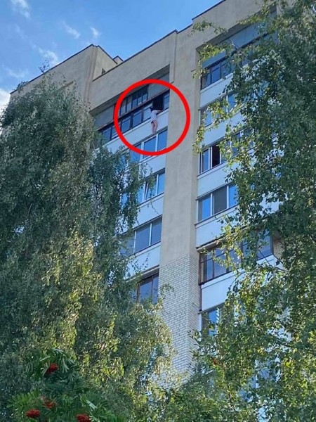 Женщина в Минске стояла с внешней стороны балкона Женщина в Минске стояла с внешней стороны балкона