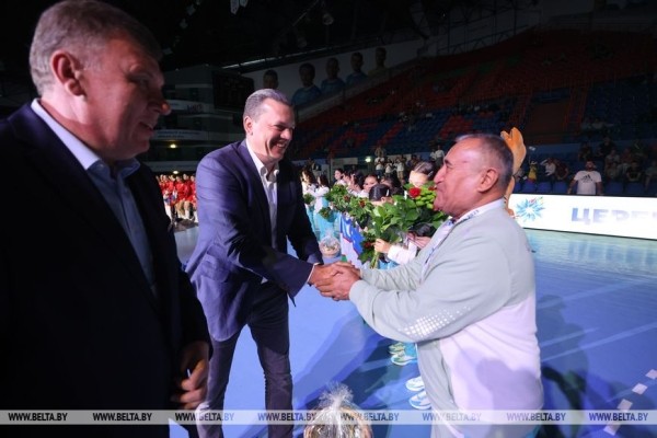 Горячая поддержка трибун, атмосфера дружбы и уважения на Играх. В Бресте наградили девушек-гандболисток Горячая поддержка трибун, атмосфера дружбы и уважения на Играх. В Бресте наградили девушек-гандболисток